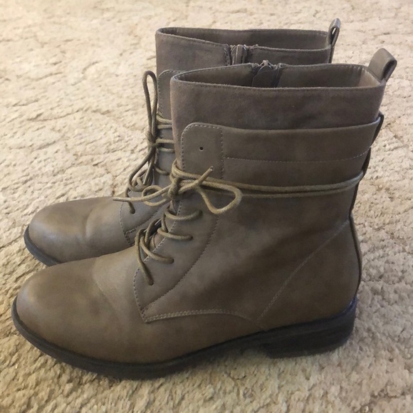 Tan/Brown Boots - Picture 1 of 4